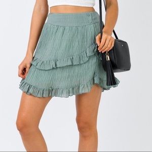 Super cute green flowy skirt!